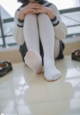寂寞岳的手伸进我的内裤视频