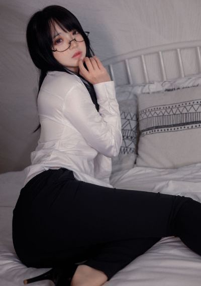 妲己把裤子脱了打开腿让人