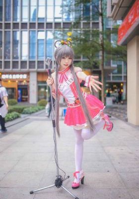 美女在床上打扑克
