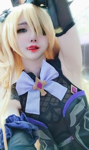 美女把胸全部露出